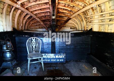 Interno di Half Sovereign Cottage (composto da mezzo vecchio peschereccio in legno), Hastings, East Sussex, Inghilterra Foto Stock