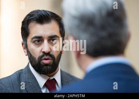 Edimburgo, Regno Unito. 23 Gennaio 2020. Nella foto: Humza Yousaf MSP - Segretario del Gabinetto per la Giustizia del Partito Nazionale Scozzese (SNP), visto durante un'intervista televisiva dal vivo al Parlamento Scozzese. Credito: Colin Fisher/Alamy Live News Foto Stock