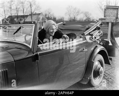 Reportage Adler Descrizione: L'Adler sulla strada del villaggio a Bovenkerk. Dietro la ruota modello Eva Waldschmidt Data: 1933 Località: Bovenkerk Parole Chiave: Automobili, modelli fotografici, ritratti Nome personale: Waldschmidt, Eva Foto Stock