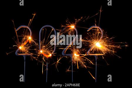 Felice Anno Nuovo 2022. Cifre dell'anno 2022 realizzate da sparklers brucianti isolati su sfondo nero. Foto Stock