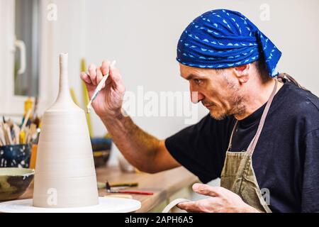 Potter artista finitura opere su nuova mano fatta tazza, concetto di piccola arte di affari, poco profondo debito di campo Foto Stock