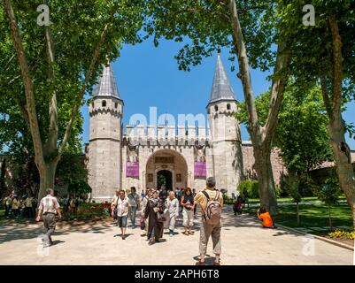 Istanbul / Turchia Turisti al palazzo Topkapi letteralmente la porta di Cannon, che era uno dei più grandi palazzi della sua epoca, e per 400 anni, i politi Foto Stock