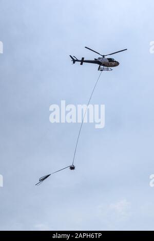 Elicottero sul servizio di pulizia pubblica dei servizi igienici vicino al Monte Ruapehu, al Parco Nazionale di Tongariro, all'Isola del Nord, Nuova Zelanda, Foto Stock