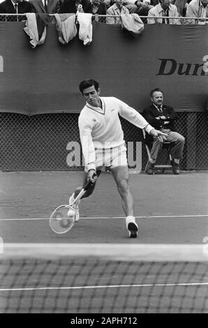 Tennistoernooi a MWTS banen a Scheveningen; Ken Rosewa in azione (contro Okker) Descrizione: The Australian Ken Rosewall in azione contro Tom Okker Data: 5 Luglio 1970 Località: Scheveningen, Zuid-Holland Parole Chiave: Tennis, tornei Nome personale: Rosewall, Ken Foto Stock