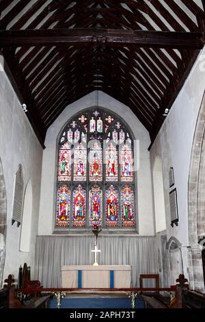 Vetrate vetrate a est in coro della chiesa di San Mildreds , Tenterden , Kent , Inghilterra Foto Stock