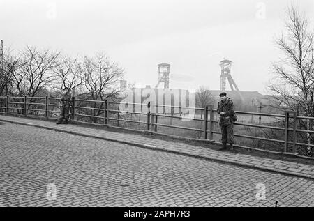 Il malcontento belga, il ponte tra il mio Zwartberg e Genk custodito da paras Data: 2 febbraio 1966 Parole Chiave: Ponti Nome personale: Zwartberg Foto Stock