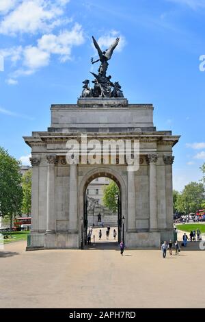 Wellington Arch & Bronze Quadriga quattro cavalli carro uno storico arco trionfale situato nel principale incrocio stradale presso Hyde Park Corner Londra UK Foto Stock