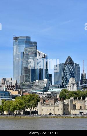 Vecchia e nuova immagine del paesaggio urbano della costruzione di grattacieli 2019 nel distretto finanziario della piazza della città River Thames Tower of London England UK Foto Stock