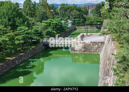 Kyoto, Giappone, Asia - 3 settembre 2019 : pareti Interne, fossato e parco del Castello Nijo Foto Stock
