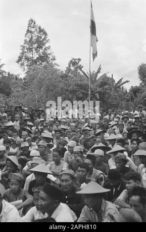 Informazioni a Djamboe vicino Ambarawa Descrizione: La popolazione, la maggior parte degli uomini, ascolta i discorsi Data: 16 novembre 1947 Località: Ambarawa, Indonesia, Jambu, Java, Olandese-India Foto Stock