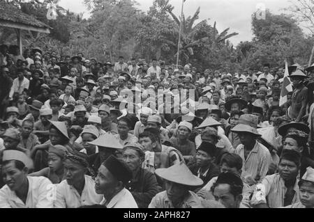 Informazioni a Djamboe vicino Ambarawa Descrizione: La popolazione, la maggior parte degli uomini, ascolta i discorsi Data: 16 novembre 1947 Località: Ambarawa, Indonesia, Jambu, Java, Olandese-India Foto Stock