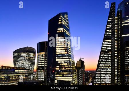 Città di Londra paesaggio urbano skyline grattacielo e blu crepuscolo inverno tramonto cielo con luci di ufficio su Leadenhall edificio Lloyds Scalpel & Walkie Talkie UK Foto Stock