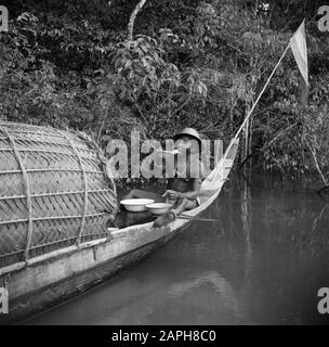 Viaggio in Suriname e Antille Olandesi Descrizione: La foresta creool Mongoto mangiare nel suo corallo a Langetabbetje Annotazione: Il pasto consiste di riso o manioca diluito con acqua di fiume Data: 1947 posizione: Langatabbetje, Marowijne, Suriname Parole Chiave: Popolazione indigena, pasti, fiumi, navi Foto Stock