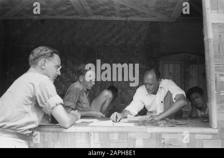 Costruzione di caserme Kondor Descrizione: Il cantiere. Consultazione tra gli artisti in baracca Data: 1946 luogo: Indonesia, Indie orientali olandesi Foto Stock
