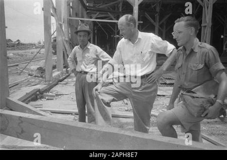 Costruzione di caserme Kondor Descrizione: Il cantiere. Performers View Progress Date: 1946 Location: Indonesia, Dutch East Indies Foto Stock