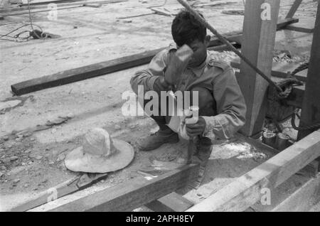 Costruzione Di Caserme Kondor Descrizione: Cantiere Data: 1946 Luogo: Indonesia, Indie Orientali Olandesi Foto Stock