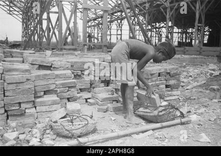 Costruzione Di Caserme Kondor Descrizione: Cantiere Data: 1946 Luogo: Indonesia, Indie Orientali Olandesi Foto Stock
