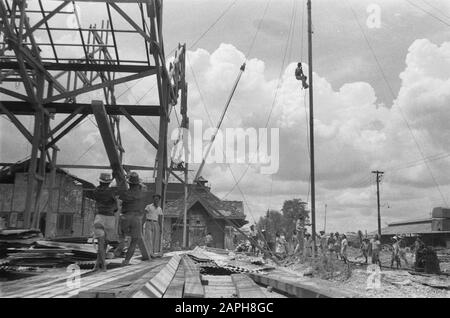 Costruzione Di Caserme Kondor Descrizione: Cantiere Data: 1946 Luogo: Indonesia, Indie Orientali Olandesi Foto Stock