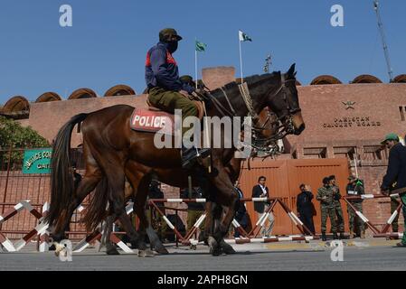 Lahore, Pakistan. 23rd Gen 2020. Il personale dei Rangers pakistani pattuglia per affrontare qualsiasi situazione di disagio durante una sessione di pratica. La serie Twenty20 a tre partite tra Pakistan e Bangladesh inizia a Lahore da venerdì fuori dallo stadio Gheddafi. (Foto Di Rana Sajid Hussain/Pacific Press) Credito: Pacific Press Agency/Alamy Live News Foto Stock