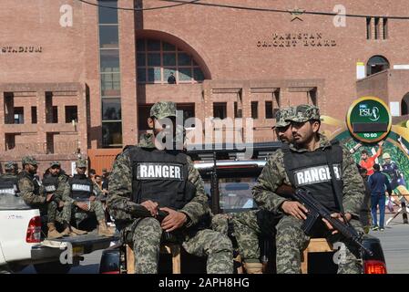 Lahore, Pakistan. 23rd Gen 2020. Il personale dei Rangers pakistani pattuglia per affrontare qualsiasi situazione di disagio durante una sessione di pratica. La serie Twenty20 a tre partite tra Pakistan e Bangladesh inizia a Lahore da venerdì fuori dallo stadio Gheddafi. (Foto Di Rana Sajid Hussain/Pacific Press) Credito: Pacific Press Agency/Alamy Live News Foto Stock