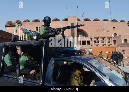 Lahore, Pakistan. 23rd Gen 2020. Il personale dei Rangers pakistani pattuglia per affrontare qualsiasi situazione di disagio durante una sessione di pratica. La serie Twenty20 a tre partite tra Pakistan e Bangladesh inizia a Lahore da venerdì fuori dallo stadio Gheddafi. (Foto Di Rana Sajid Hussain/Pacific Press) Credito: Pacific Press Agency/Alamy Live News Foto Stock