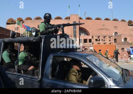 Lahore, Pakistan. 23rd Gen 2020. Il personale dei Rangers pakistani pattuglia per affrontare qualsiasi situazione di disagio durante una sessione di pratica. La serie Twenty20 a tre partite tra Pakistan e Bangladesh inizia a Lahore da venerdì fuori dallo stadio Gheddafi. (Foto Di Rana Sajid Hussain/Pacific Press) Credito: Pacific Press Agency/Alamy Live News Foto Stock