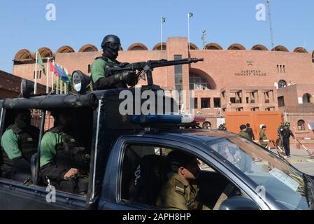 Lahore, Pakistan. 23rd Gen 2020. Il personale dei Rangers pakistani pattuglia per affrontare qualsiasi situazione di disagio durante una sessione di pratica. La serie Twenty20 a tre partite tra Pakistan e Bangladesh inizia a Lahore da venerdì fuori dallo stadio Gheddafi. (Foto Di Rana Sajid Hussain/Pacific Press) Credito: Pacific Press Agency/Alamy Live News Foto Stock