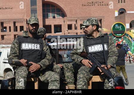 Lahore, Pakistan. 23rd Gen 2020. Il personale dei Rangers pakistani pattuglia per affrontare qualsiasi situazione di disagio durante una sessione di pratica. La serie Twenty20 a tre partite tra Pakistan e Bangladesh inizia a Lahore da venerdì fuori dallo stadio Gheddafi. (Foto Di Rana Sajid Hussain/Pacific Press) Credito: Pacific Press Agency/Alamy Live News Foto Stock