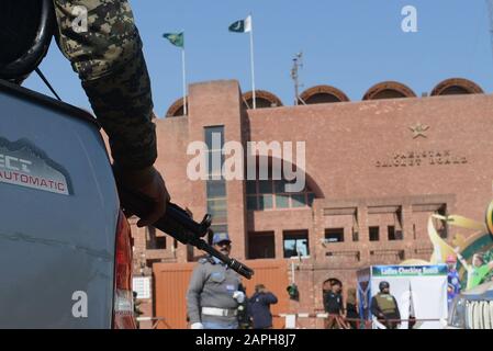 Lahore, Pakistan. 23rd Gen 2020. Il personale dei Rangers pakistani pattuglia per affrontare qualsiasi situazione di disagio durante una sessione di pratica. La serie Twenty20 a tre partite tra Pakistan e Bangladesh inizia a Lahore da venerdì fuori dallo stadio Gheddafi. (Foto Di Rana Sajid Hussain/Pacific Press) Credito: Pacific Press Agency/Alamy Live News Foto Stock