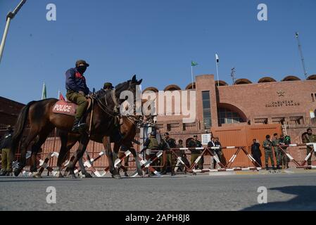 Lahore, Pakistan. 23rd Gen 2020. Il personale dei Rangers pakistani pattuglia per affrontare qualsiasi situazione di disagio durante una sessione di pratica. La serie Twenty20 a tre partite tra Pakistan e Bangladesh inizia a Lahore da venerdì fuori dallo stadio Gheddafi. (Foto Di Rana Sajid Hussain/Pacific Press) Credito: Pacific Press Agency/Alamy Live News Foto Stock