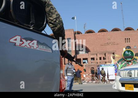 Lahore, Pakistan. 23rd Gen 2020. Il personale dei Rangers pakistani pattuglia per affrontare qualsiasi situazione di disagio durante una sessione di pratica. La serie Twenty20 a tre partite tra Pakistan e Bangladesh inizia a Lahore da venerdì fuori dallo stadio Gheddafi. (Foto Di Rana Sajid Hussain/Pacific Press) Credito: Pacific Press Agency/Alamy Live News Foto Stock