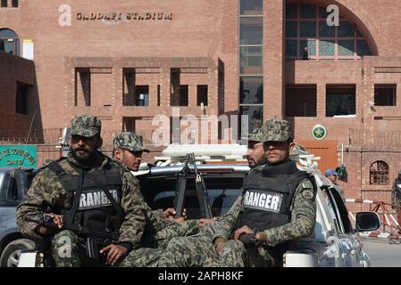 Lahore, Pakistan. 23rd Gen 2020. Il personale dei Rangers pakistani pattuglia per affrontare qualsiasi situazione di disagio durante una sessione di pratica. La serie Twenty20 a tre partite tra Pakistan e Bangladesh inizia a Lahore da venerdì fuori dallo stadio Gheddafi. (Foto Di Rana Sajid Hussain/Pacific Press) Credito: Pacific Press Agency/Alamy Live News Foto Stock