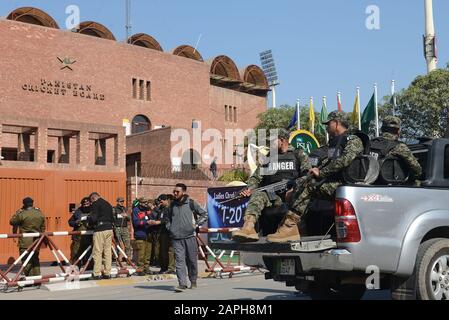 Lahore, Pakistan. 23rd Gen 2020. Il personale dei Rangers pakistani pattuglia per affrontare qualsiasi situazione di disagio durante una sessione di pratica. La serie Twenty20 a tre partite tra Pakistan e Bangladesh inizia a Lahore da venerdì fuori dallo stadio Gheddafi. (Foto Di Rana Sajid Hussain/Pacific Press) Credito: Pacific Press Agency/Alamy Live News Foto Stock