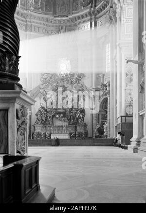 Roma: Visita alla Città del Vaticano Descrizione: La Cattedrale Petri progettata dal Bernini in abse della Basilica di San Pietro Data: Dicembre 1937 posizione: Italia, Roma, Città del Vaticano Parole Chiave: Architettura, barocca, ecc. scultura, interno, edifici della chiesa Nome dell'istituzione: Sint Pieter Foto Stock