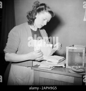 Il lavoro quotidiano di un concierge in un condominio di Parigi Descrizione: Il concierge ordina il post Data: 1954 luogo: Francia, Parigi Parole Chiave: Post, grembiuli, donne Foto Stock