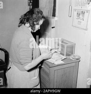 Il lavoro quotidiano di un concierge in un condominio di Parigi Descrizione: Il concierge ordina il post Data: 1954 luogo: Francia, Parigi Parole Chiave: Post, grembiuli, donne Foto Stock