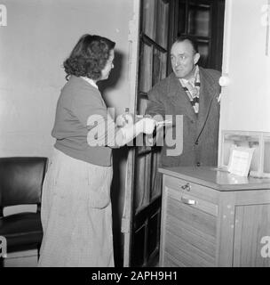 Il lavoro quotidiano di un concierge in un condominio di Parigi Descrizione: Il concierge consegna il post Data: 1954 luogo: Francia, Parigi Parole Chiave: Porte, posta Foto Stock