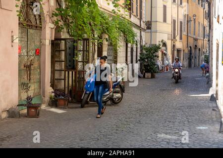 Via con pedoni nel quartiere Monti di Roma Foto Stock
