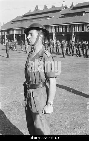 Dono Del Leone Di Bronzo Al Capitano Marijs Descrizione: Il Capitano Decorato Marijs Data: Luglio 1947 Ubicazione: Indonesia, Indie Orientali Olandesi Foto Stock