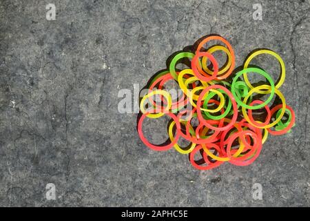 Bande di gomma colorate su sfondo nero. Foto Stock