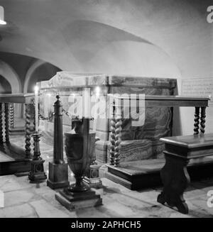 Roma: Visita alla Città del Vaticano Descrizione: La tomba del Cardinale Rafael Merry del Val nella cripta sotto la Basilica di San Pietro Data: Dicembre 1937 Località: Italia, Roma, Città del Vaticano Parole Chiave: Tombe , tombe, mausolei Nome personale: Merry del Val, Rafael Foto Stock