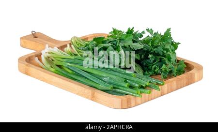 Prezzemolo, cipolla verde e crescione vivente sulla tavola di legno isolato su bianco Foto Stock