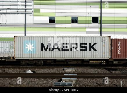 Un contenitore per spedizioni Maersk su un treno freightliner, Rugby, Warwickshire, Regno Unito Foto Stock