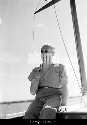 Sailing op de Kaag Descrizione: MR. Hagedoorn sorridente con bevanda, seduto sulla cabina di una barca a vela Data: Agosto 1935 Località: Kaag, South-Holland Parole Chiave: Drinks, sailships Nome personale: Hagedoorn , R. Foto Stock