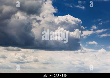 Nuvole bianche e soffici nel fantastico cielo blu. Cielo coperto prima della tempesta. Foto Stock