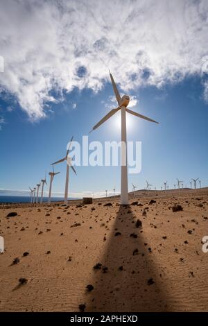 Turbina eolica nel deserto con cielo azzurro sfondo. Mulino a vento fattoria nel deserto della California Foto Stock