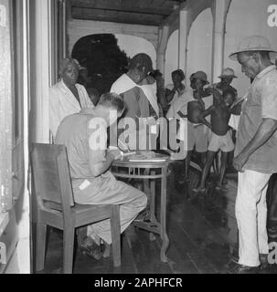 Viaggio in Suriname e Antille Olandesi Descrizione: Il compratore di legno paga in Albina uno dei parrucchieri di legno da Data: 1947 posizione: Albina, Marowijne, Suriname Parole Chiave: Forest creols, industria del legno Foto Stock
