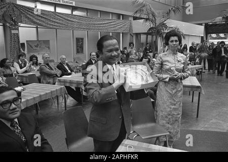 Apertura del Pasar Malam 1972 nell'edificio RAI di Amsterdam Descrizione: L'ambasciatore indonesiano H. Alamshah durante la data di apertura: 1 giugno 1972 Località: Amsterdam, Noord-Holland Parole Chiave: Bazar, diplomatici, mercati, aperture, cultura popolare Nome dell'istituzione: Pasar Malam, RAI Foto Stock