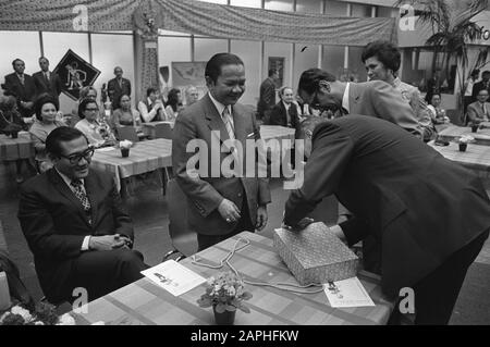 Apertura del Pasar Malam 1972 nell'edificio RAI di Amsterdam Descrizione: L'ambasciatore indonesiano H. Alamsjah (m) Data: 1 giugno 1972 luogo: Amsterdam, Noord-Holland Parole Chiave: Bazar, diplomatici, mercati, aperture, cultura popolare Nome dell'istituzione: Pasar Malam, RAI Foto Stock