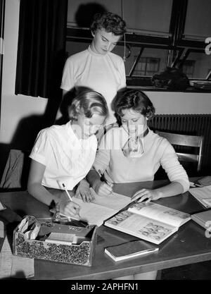 Studentesse adolescenti al Greenville South Carolina High School, USA 1956 Foto Stock